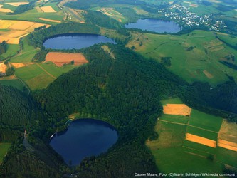 Die drei Dauner Maare (Gemündener-, Weinfelder- und Schalkenmehrener Maar, von unten nach oben)